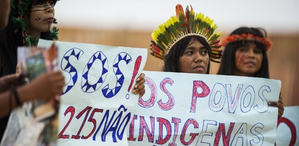 Povos protestam nos Jogos Mundiais contra a Proposta de Emenda Constitucional que transfere do Executivo para o Legislativo o poder de demarcação de terras indígenas - Eduardo Knapp/Folhapress