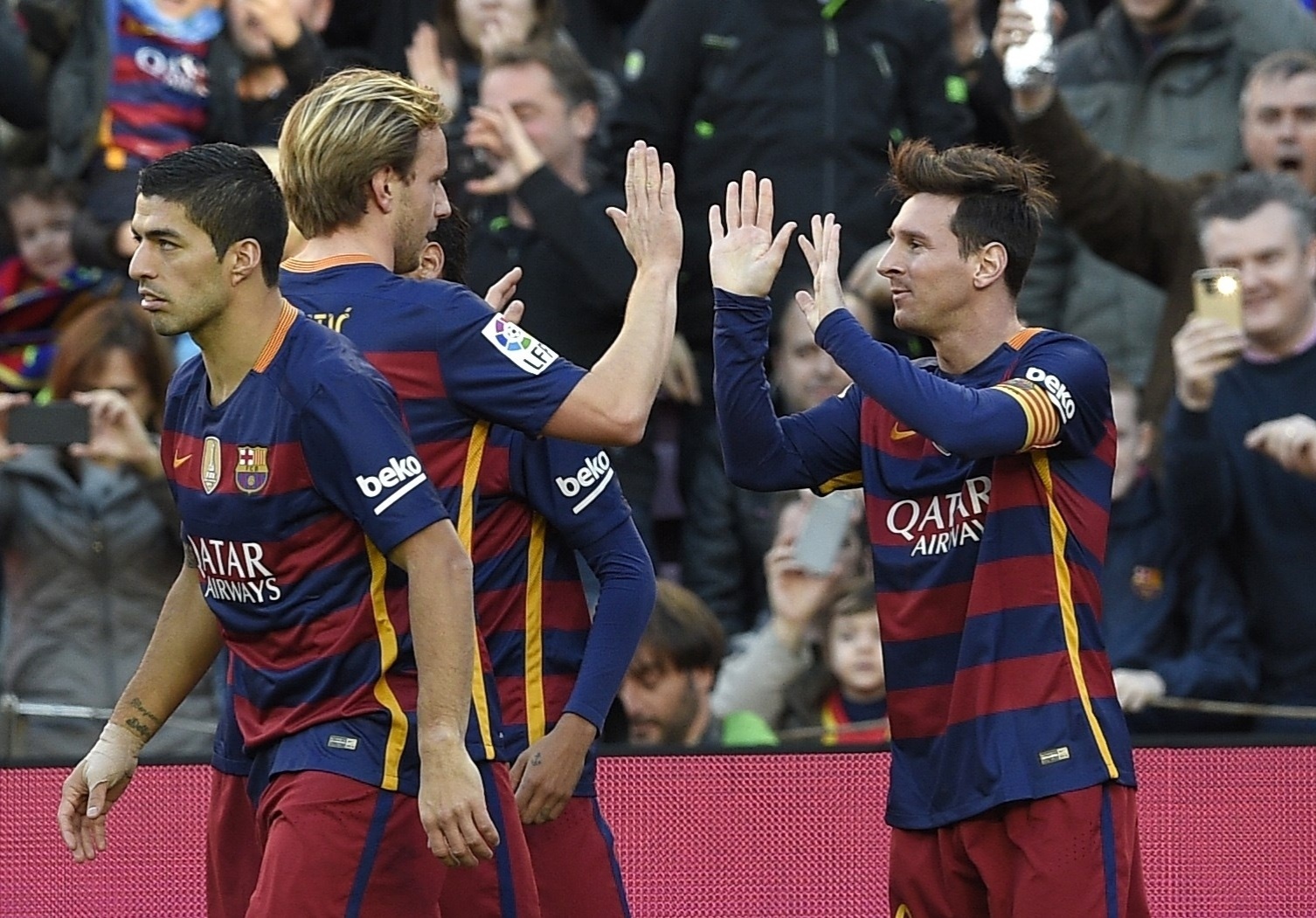 09.jan.2016 - Lionel Messi comemora com seus companheiros após marcar o primeiro gol do Barcelona sobre o Granada - LLUIS GENE/AFP