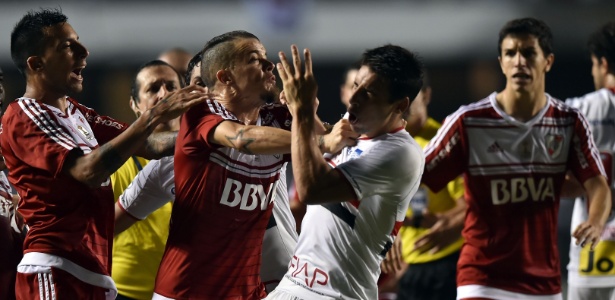 D'Alessandro e Vangioni se envolvem em confusão com Calleri durante a partida entre River Plate e São Paulo - NELSON ALMEIDA/AFP - NELSON ALMEIDA/AFP