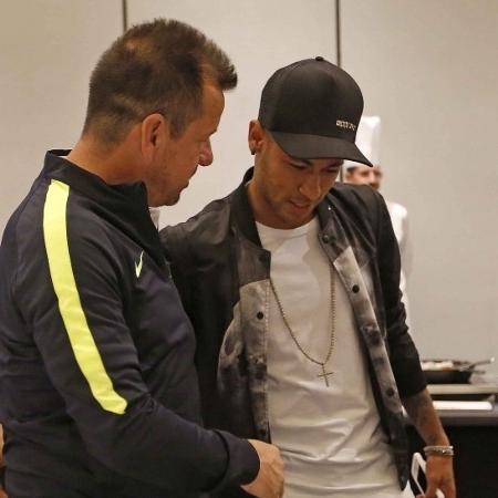Neymar e Dunga se cumprimentam em concentração da seleção brasileira