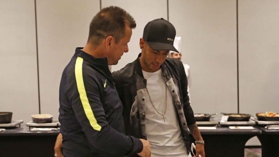 Neymar e Dunga se cumprimentam em concentração da seleção brasileira - Rafael Ribeiro/CBF.com.br