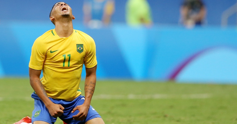 Gabriel Jesus lamenta lance perdido do Brasil contra a seleção iraquiana 