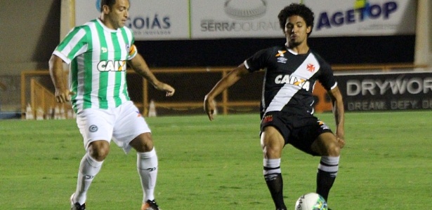 Douglas tenta jogada diante do Goiás no Serra Dourada - Carlos Gregório Jr/Vasco.com.br