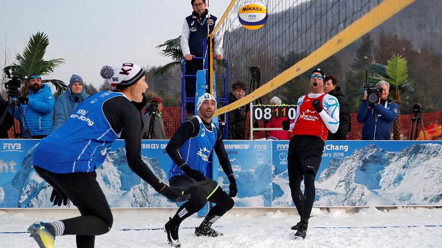Giba (ao centro, de azul) durante evento de exibição do vôlei na neve em Pyeongchang - Kim Hong-Ji/Reuters