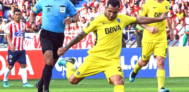 Carlitos Tévez participa do duelo do Boca Juniors contra o Junior Barranquilla - AFP