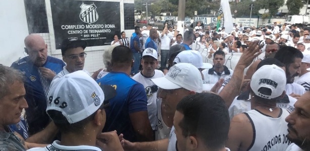 Torcedores do Santos reunidos na porta de entrada do CT Rei Pelé - Reprodução/Twitter - Reprodução/Twitter