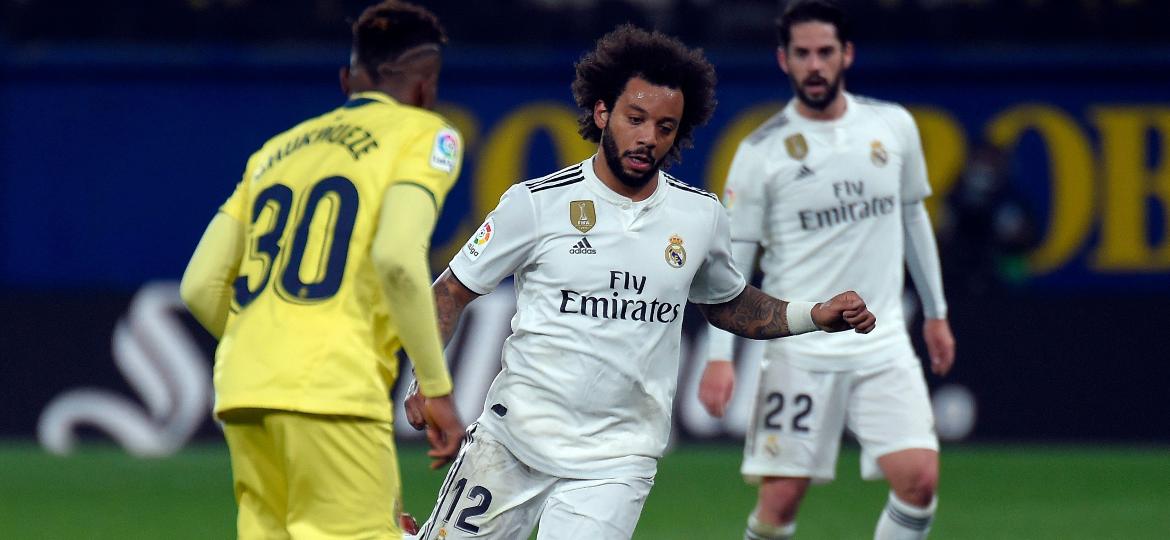 Marcelo conduz a bola durante a partida entre Real Madrid e Villarreal - JOSE JORDAN / AFP