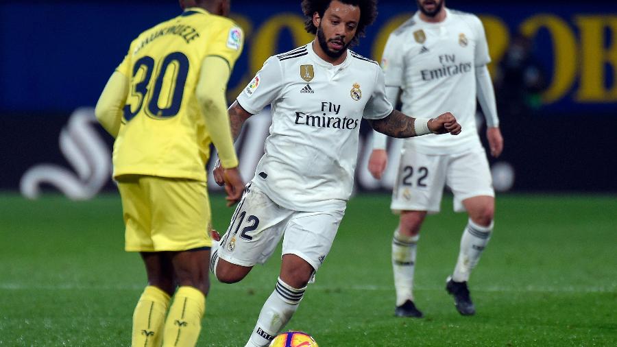 Marcelo conduz a bola durante a partida entre Real Madrid e Villarreal - JOSE JORDAN / AFP