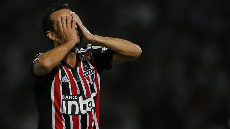 Nenê lamenta durante o revés por 2 a 0 para o Talleres no jogo de ida - DIEGO LIMA / AFP - DIEGO LIMA / AFP