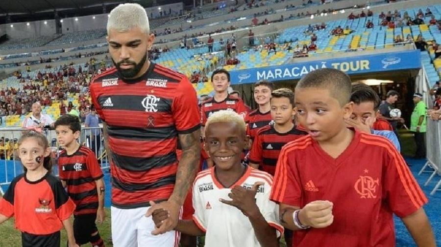 Gabigol entra com o pequeno Nego Ney em jogo no Maracanã, no ano passado - Divulgação/Flamengo