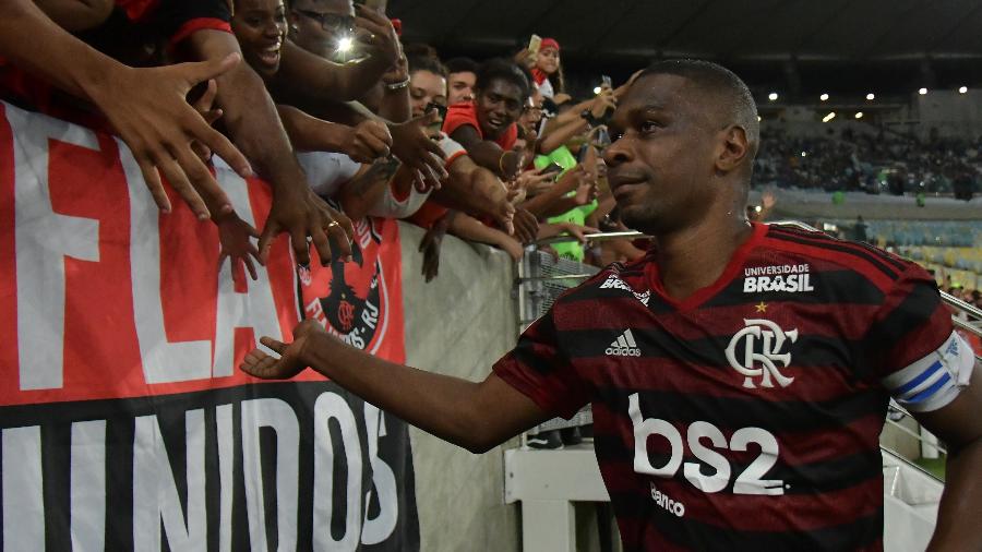 Despedida do Juan após partida do Flamengo contra Cruzeiro; zagueiro também passou pelo Inter - Thiago Ribeiro/AGIF