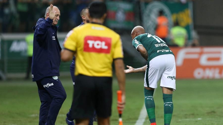 Felipão cumprimenta Deyverson durante Palmeiras x Internacional - Cesar Greco/Ag Palmeiras/Divulgação