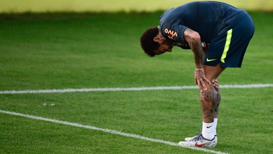 Neymar deixou treino da seleção brasileira após sentir dores no joelho esquerdo - Pedro Martins/Mowa Press