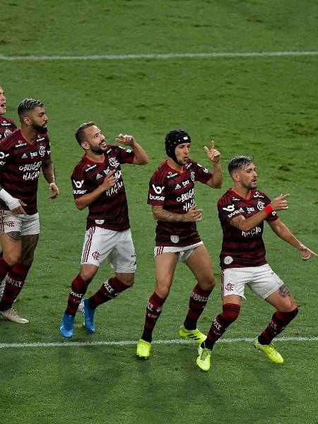 Jogadores do Flamengo comemoram gol de Arrascaeta - Thiago Ribeiro/AGIF