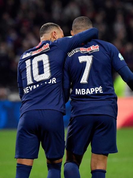 Neymar comemora ao lado de Mbappé seu gol de pênalti para o PSG diante do Lyon na Copa da França - Philippe Desmazes/AFP