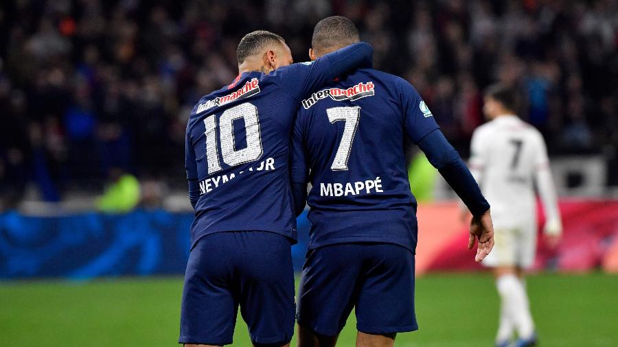 Neymar comemora ao lado de Mbappé seu gol de pênalti para o PSG diante do Lyon na Copa da França - Philippe Desmazes/AFP