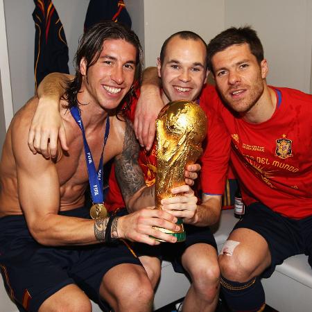 Iniesta, Sergio Ramos e Xabi Alonso comemoram a conquista da Copa de 2010 da Espanha