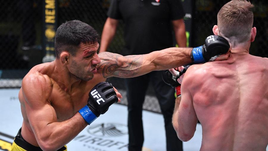 Rafael dos Anjos (à esq.) dispara golpe contra Paul Felder durante evento do UFC - Jeff Bottari/Zuffa LLC