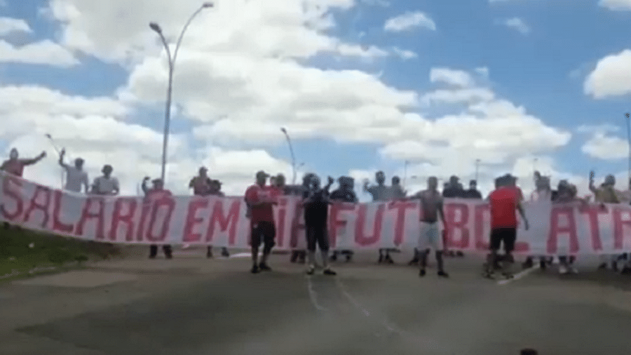 Torcedores do Internacional realizam protesto antes de jogo do time com o Fluminense - Reprodução/Twitter