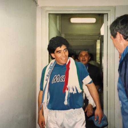 Maradona no vestiário após título do Napoli em 1990