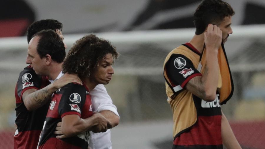 Rogério Ceni abraça Willian Arão após a eliminação do Flamengo na Libertadores - Antonio Lacerda/Pool/AFP