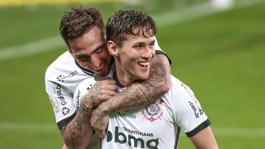 Gustavo Mosquito e Mateus Vital comemoram gol do Corinthians contra o Sport - Marcello Zambrana/AGIF