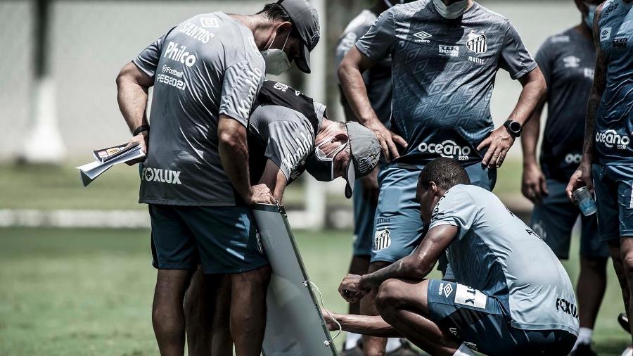 Holan auxilia jogadores do Santos em treino no CT Rei Pelé - Ivan Storti