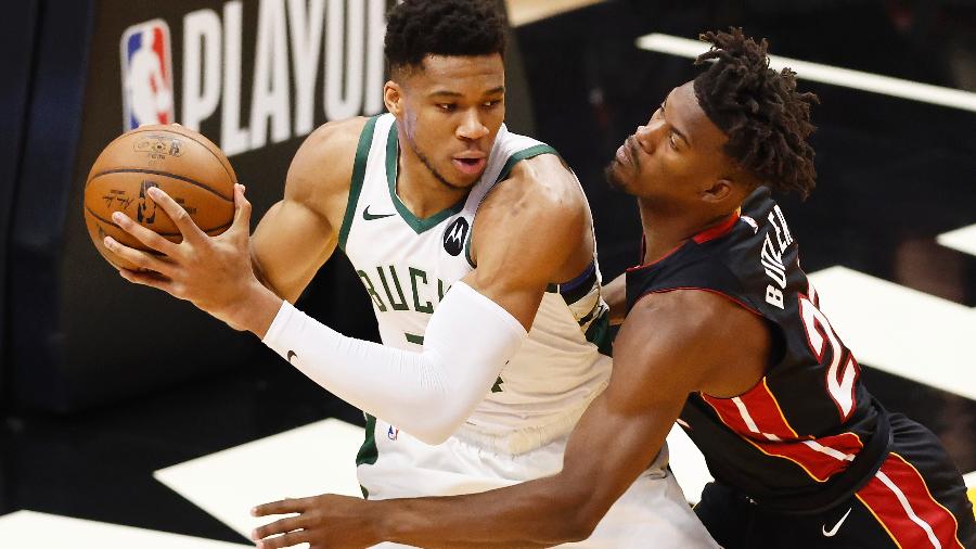 Giannis Antetokounmpo e Jimmy Butler durante partida entre Milwaukee Bucks e Miami Heat nos playoffs da NBA - Getty Images