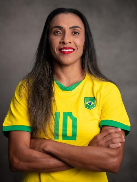 Marta usa o cabelo para esconder símbolo da Nike do uniforme oficial - CBF