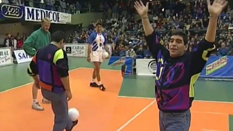 Diego Maradona participa de aquecimento em jogo de vôlei na Argentina em 1995 - Reprodução TV