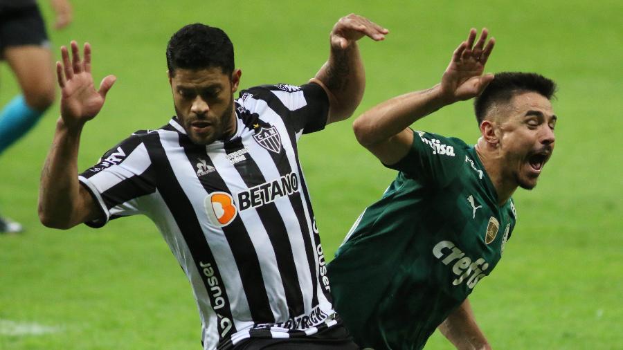 Hulk e Willian disputam a bola durante o duelo entre Atlético-MG e Palmeiras - Fernando Moreno/AGIF