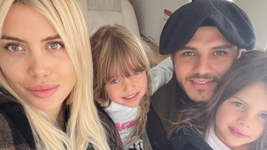 Wanda Nara e Icardi posaram ao lado das filhas do casal, Francesca e Isabella - Reprodução/Instagram