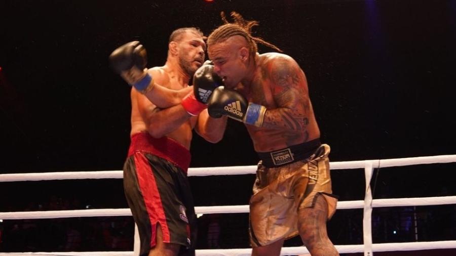 Minotouro acerta Leleco durante luta do Fight Music Show, em Balneário Camboriú (SC) - Divulgação/Ricardo Franzen/Fight Music Show