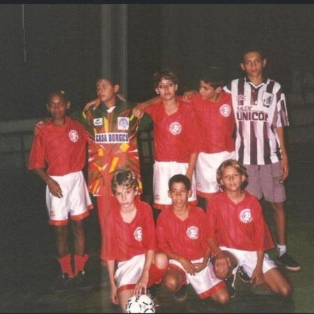 Foto do zagueiro Maicon com a camisa do Santos na adolescência - UOL Esporte