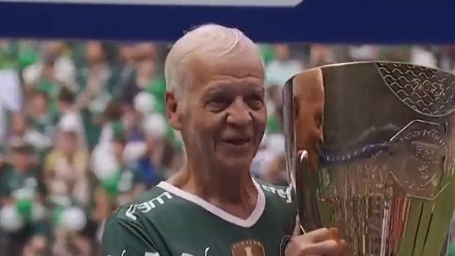 Ademir da Guia com a taça de Campeão Paulista 2022 - Reprodução
