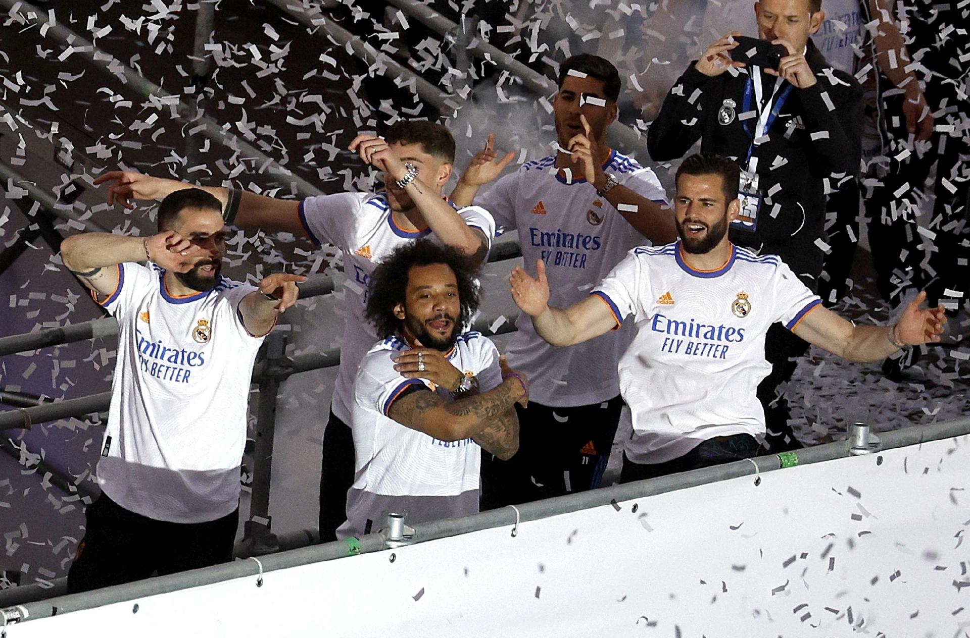 Jogadores do Real Madrid comemoram com a torcida a conquista do Campeonato Espanhol - Susana Vera/Reuters