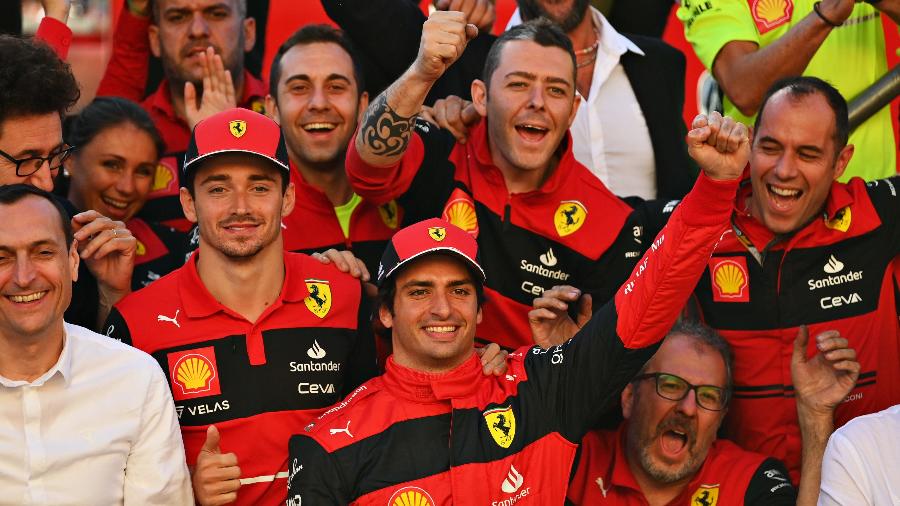 Com Charles Leclerc à direita, Carlos Sainz comemora vitória no GP da Grã-Bretanha com profissionais da Ferrari - Dan Mullan/Formula 1 via Getty Images