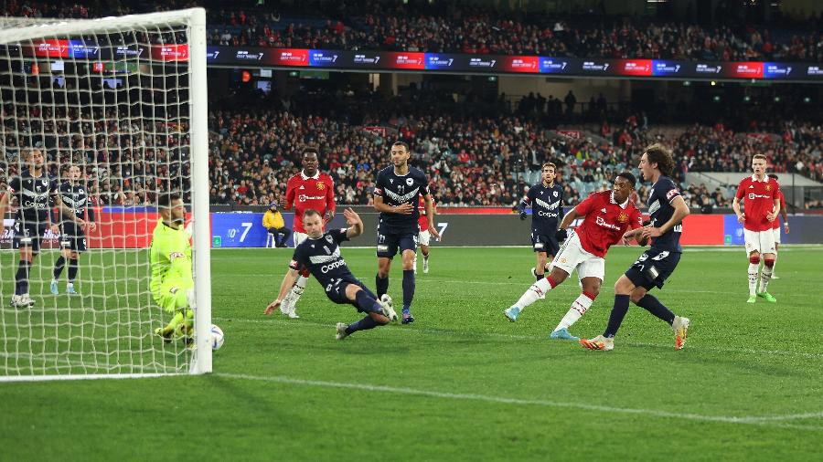 Anthony Martial marca o gol da virada do Manchester United sobre o Melbourne Victory - Matthew Ashton - AMA/Getty Images