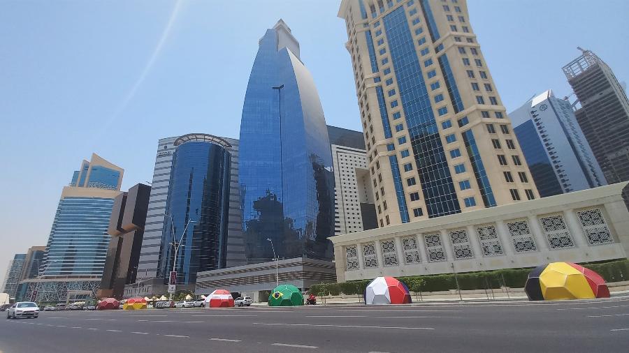 Rua de Doha, no Qatar, ornamentada com bolas e bandeiras dos países classificados para a Copa do Mundo de 2022 - Igor Siqueira/UOL