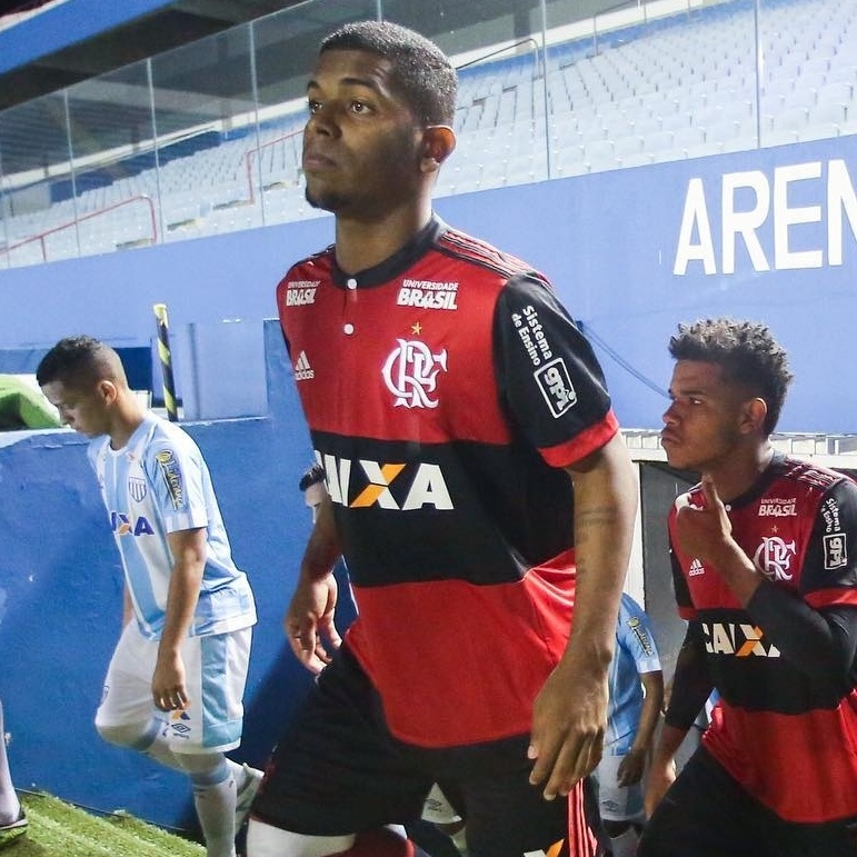 Flamengo negocia empréstimo de Wesley, lateral da base, para o