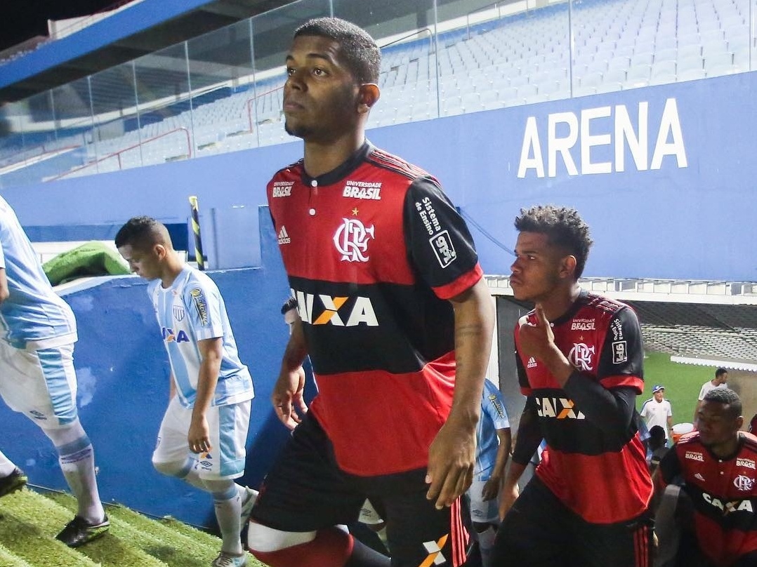 Cruzeiro: Lateral-direito Wesley Gasolina chega a BH para fechar