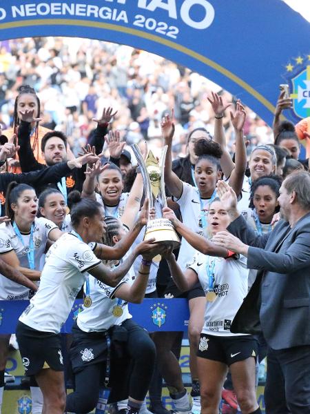 Jogadoras do Corinthians comemoram conquista do Campeonato Brasileiro feminino após vitória sobre o Inter