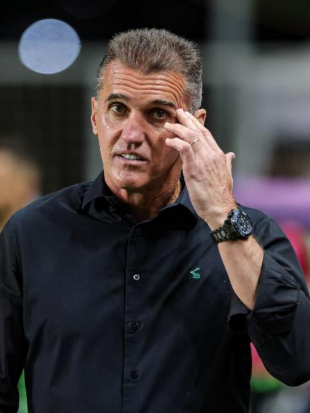 Vagner Mancini, técnico do América-MG, se lamenta durante jogo contra o São Paulo