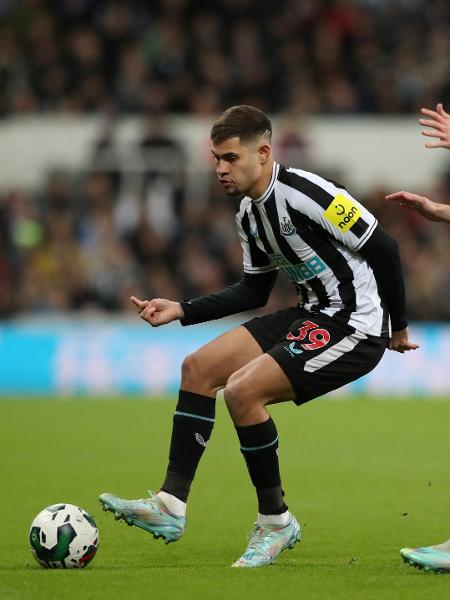 Bruno Guimarães em ação pelo Newcastle United contra o Bournemouth pela Copa da Liga Inglesa - REUTERS/Scott Heppell