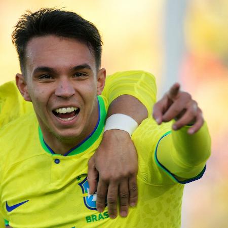 Giovane é abraçado por Vitor Roque ao comemorar gol marcado pelo Brasil contra o Paraguai no Sul-Americano sub-20 - DANIEL MUNOZ / AFP