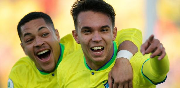 Giovane é abraçado por Vitor Roque ao comemorar gol marcado pelo Brasil contra o Paraguai no Sul-Americano sub-20