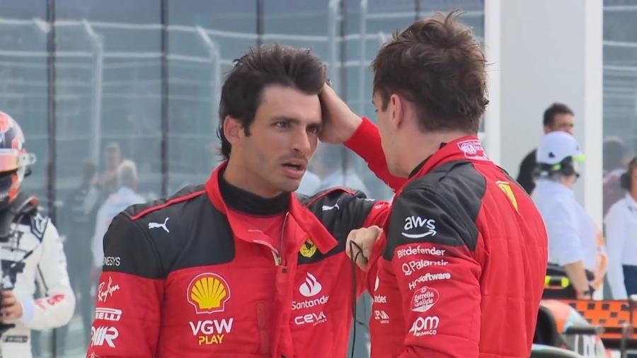 Carlos Sainz e Charles Leclerc, pilotos da Ferrari, conversam após o GP de Miami - Reprodução/F1TV