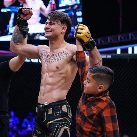 Diego Lopes comemora o título do peso-pena na LUX Fight League.