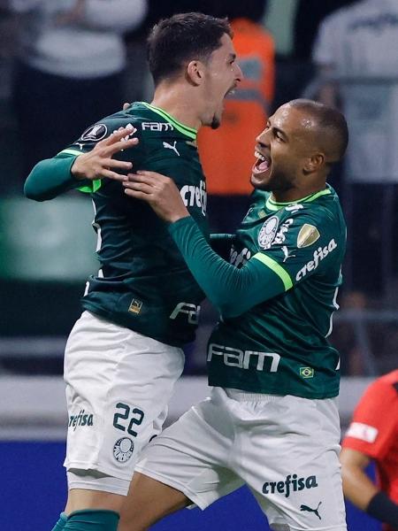 Piquerez e Mayke celebram gol do Palmeiras sobre o Barcelona-EQU em jogo válido pela Libertadores - Amanda Perobelli/Reuters