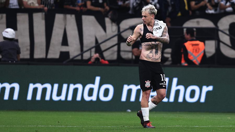 Roger Guedes, do Corinthians, comemora gol contra o América-MG pela Copa do Brasil